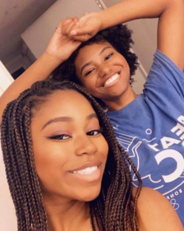 Riele Downs and her sister Reiya Downs